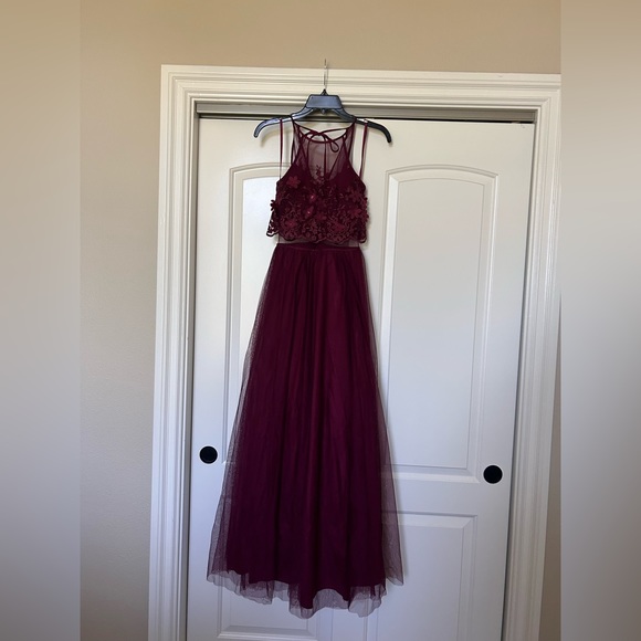 Formal dress with tulle and stitching! Deep burgundy color (size 0) - Picture 1 of 3